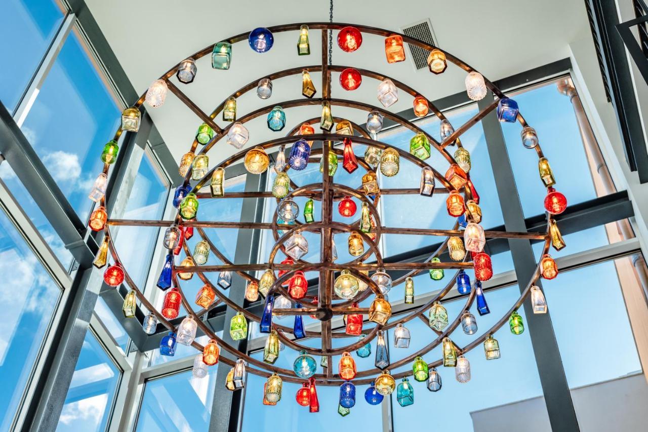 Pestana Douro Riverside - Preferred Hotels & Resorts, Lifestyle Valbom  ภายนอก รูปภาพ The 100-foot (30 m) high chandelier at the entrance of the building